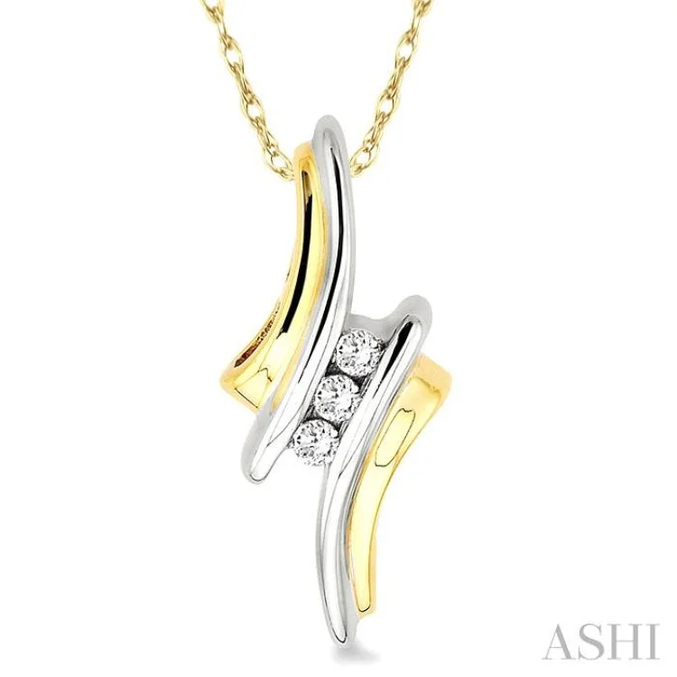 1/10 Ctw Round Cut Diamond Pendant in 10K Yellow Gold with Chain