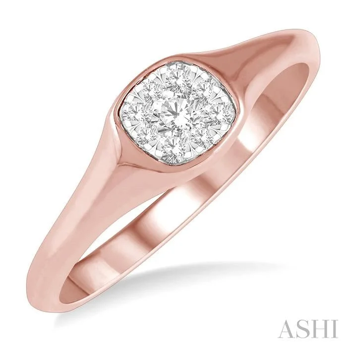 CUSHION SHAPE LOVEBRIGHT ESSENTIAL DIAMOND SIGNET RING