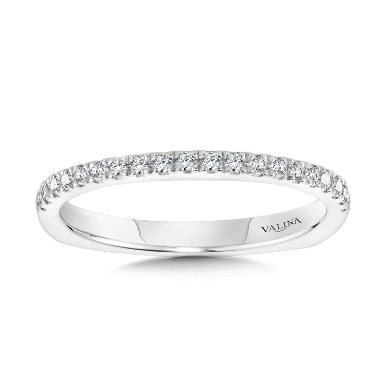 This true-fit matching wedding band is as perfect of a match for its engagement ring as you are for the one you love.