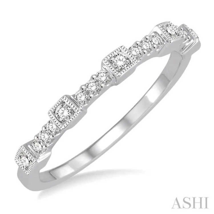 1/4 Ctw Round Diamond Wedding Band in 14K White Gold